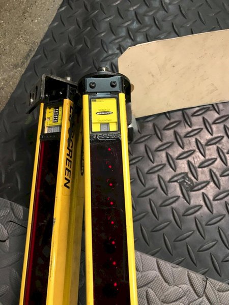 BANNER SLSCR30‑1500Q8 + SLSCE30‑1500Q8 Safety Light Curtain USED