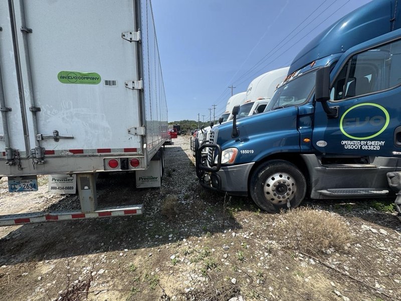 Freightliner Cascadia 125 Day Cab Semi Truck, 2018 – Detroit DD15 Diesel, Tandem Axle, 52,000-Lb GVWR