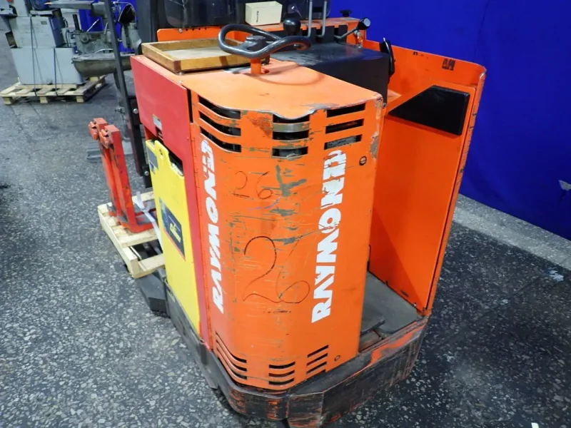 RAYMOND 3000 LBS ELECTRIC ORDER PICKER   -  20I-R30TT