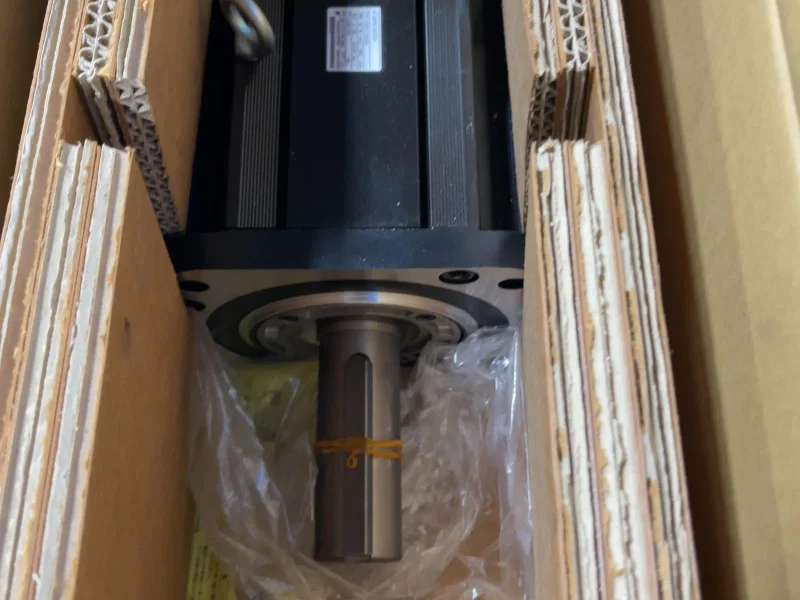 YASKAWA ELECTRIC 7500 W AC SERVO MOTOR   -  SGMG-75A2AB