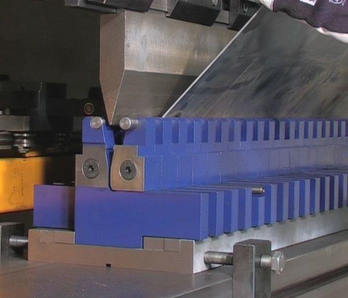 Variable - bending die for high strength steel