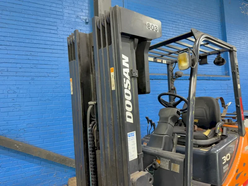 DOOSAN 4400 LBS PROPANE FORKLIFT  -  GC30E-5
