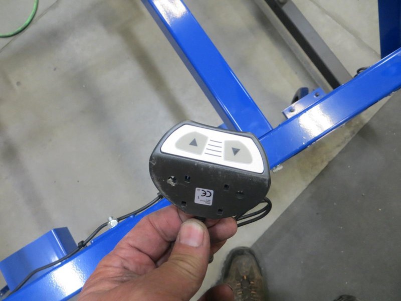 Built MB 1200  5&#039; X 3&#039;  Portable Electric Lift Table w Fork Slots w Removable Top- Auction Item