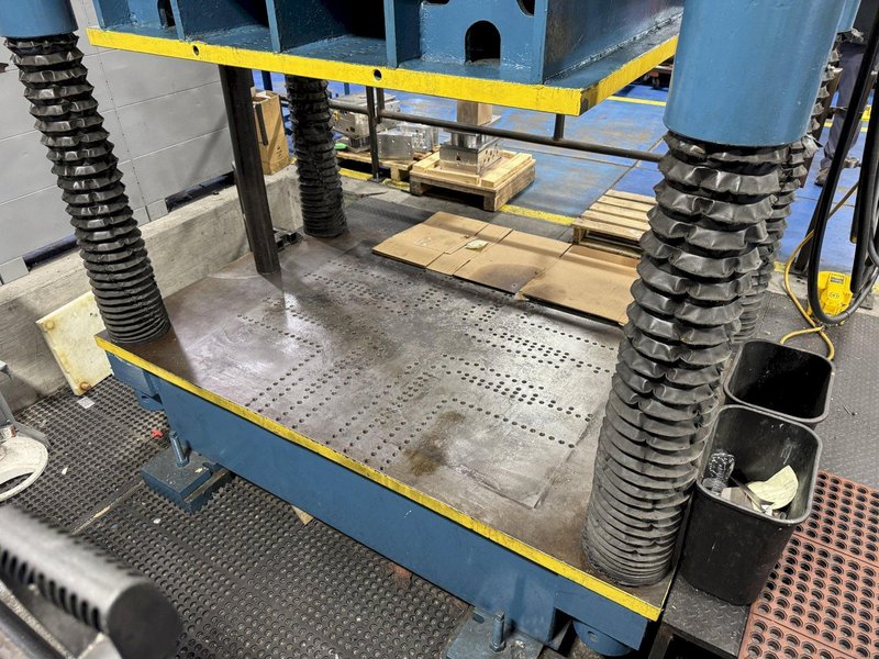 100 TON DAKE 18-255 HYDRAULIC 4 POST SPOTTING PRESS. STOCK # 0889925