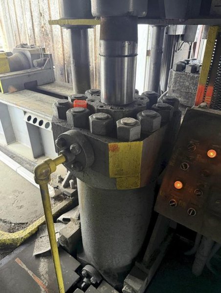 2000 TON HEAVY DUTY 4-POST HYDRAULIC PRESS. STOCK # 0543726