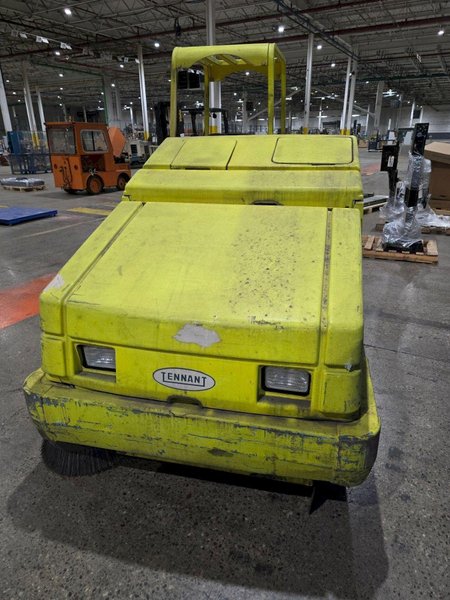 TENNANT 8410 LP FLOOR SCRUBBER USED