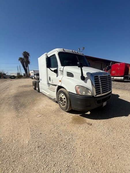 Freightliner Cascadia Day Cab LNG, 2015 – Cummins ISX12 G 400 HP, 10 Speed, Natural Gas Tractor