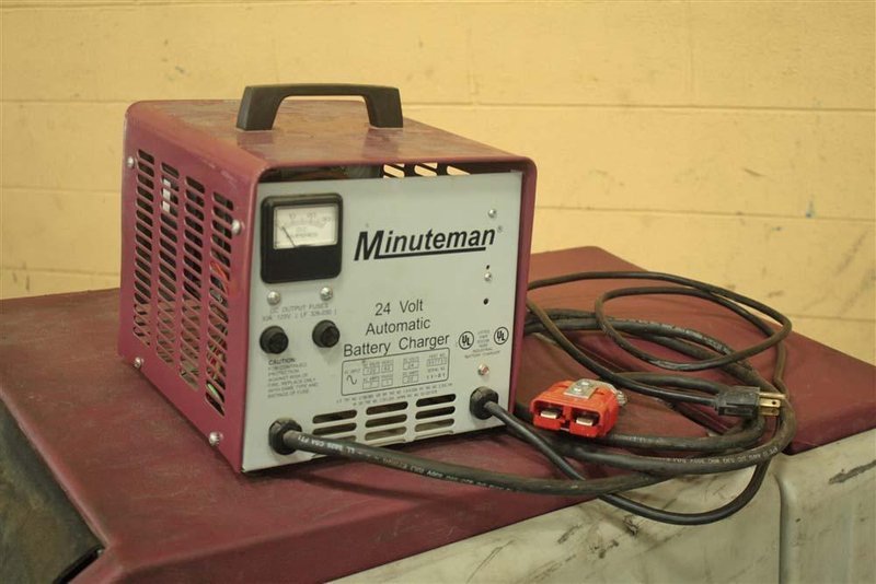 MINUTEMAN POWERBOSS 26 FLOOR SCRUBBER: 56238