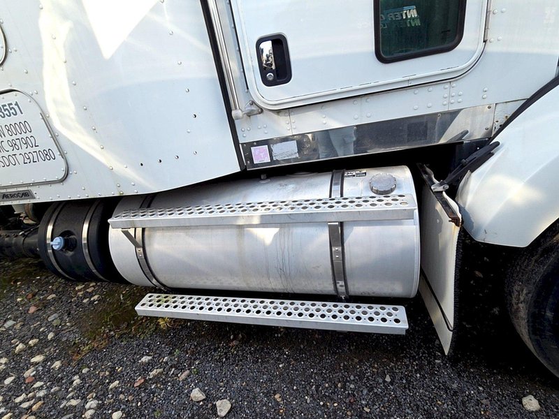 Kenworth T800 AeroCab Legacy Sleeper Truck, 2013 – Paccar Engine, Eaton Fuller Transmission