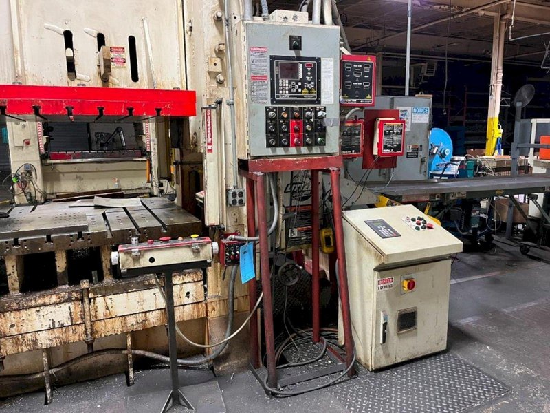 300 TON CLEARING S2-300-72-48 STRAIGHT SIDE PRESS. STOCK # 0522623