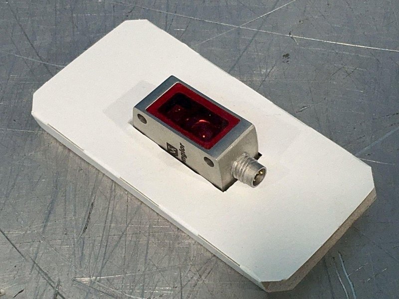 WENGLOR PHOTOELECTRIC REFLEX SENSORS WITH BACKGROUND SUPPRESSION  -  P2KH018