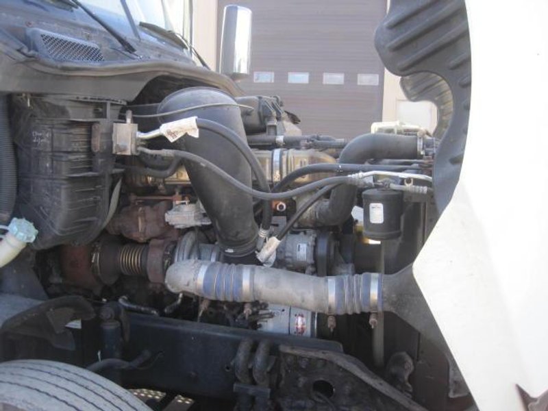 2010 Freightliner Cascadia Day Cab Semi Truck