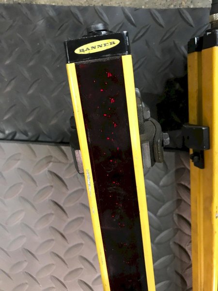 BANNER SLSCR30‑1500Q8 + SLSCE30‑1500Q8 Safety Light Curtain USED