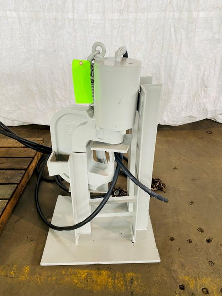 FABRILINE MODEL FH-12 C-FRAME HYDRAULIC PUNCH. STOCK # 0501116