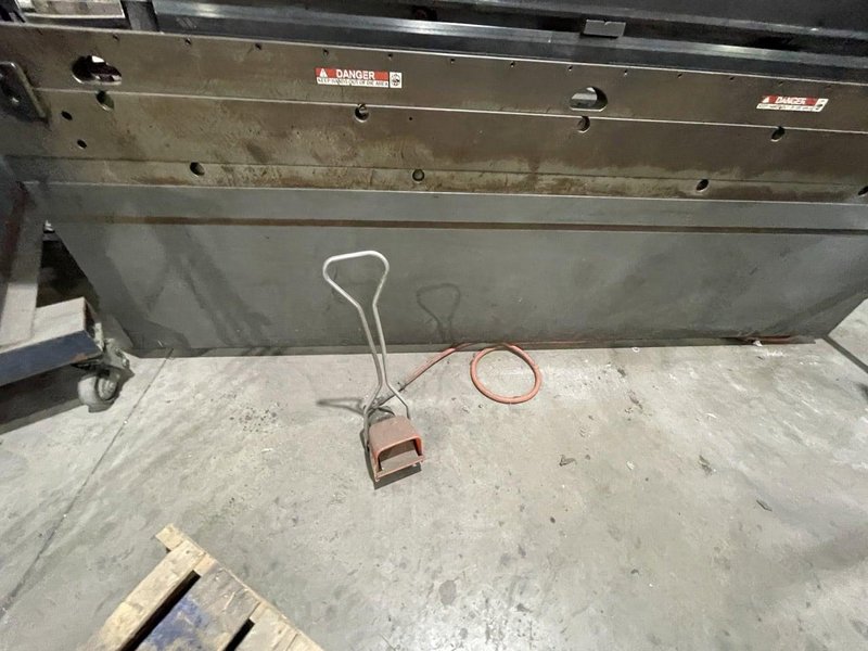 90 Ton x 10′ CINCINNATI 90BX 10 CNC PRESS BRAKE, 2015 – X axis with Wilson tooling