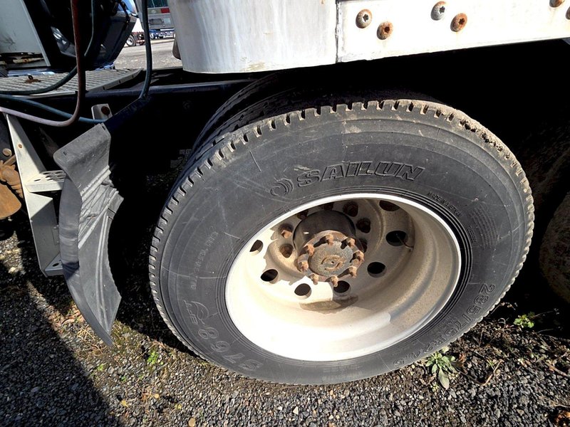 Kenworth T800 AeroCab Legacy Sleeper Truck, 2013 – Paccar Engine, Eaton Fuller Transmission