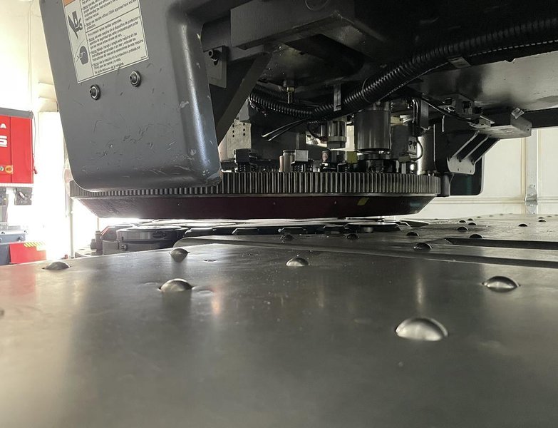 STRIPPIT U-1000-XP-OIPB TURRET PUNCH WITH TOOLING. STOCK # 0432426