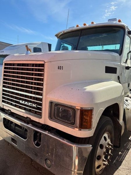Mack Pinnacle 64T Day Cab Semi Truck, 2019 – Mack MP8, mDRIVE Automatic, Air Ride, Tandem Axle Heavy-Duty Tractor