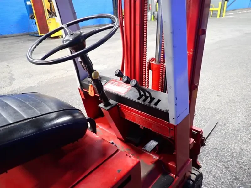 CATERPILLAR 3000 LBS ELECTRIC FORKLIFT  -  MC30