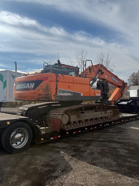 Doosan DX225LC-5 Hydraulic Excavator, 2018 – Hydraulic Thumb, Long Undercarriage, Rotobec RPA3045R43 Grapple