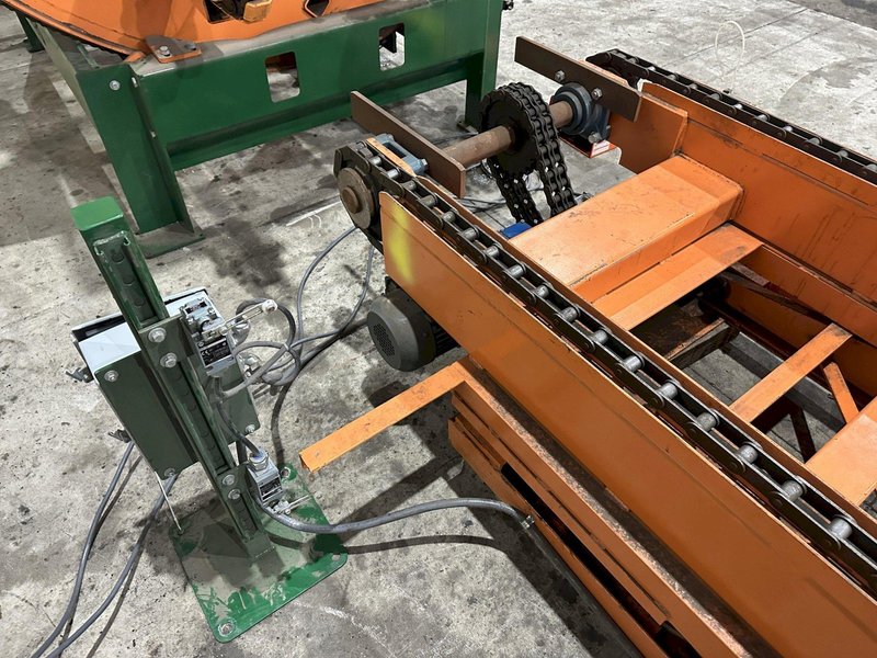 SWEED LOAD CLAMP &amp; TURNER / PACMAN FLIPPER SYSTEM WITH POWERED INFEED &amp; OUTFEED CONVEYORS: STOCK #22075