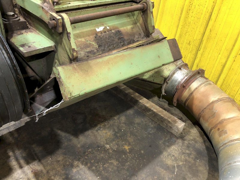 100 HP WOODHOG WOOD SHREDDER WITH INFEED CONVEYOR: STOCK #18304