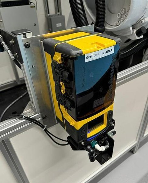 KUKA KR60-3 6-Axis Robotic Adhesive Dispensing Work Cell, 2020 – Atlas Copco Metering and Dosing System