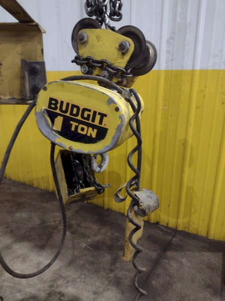 1 TON RELIABLE WALL MOUNTED JIB CRANE W/ 1 TON BUDGIT HOIST W/ TROLLEY: YOBRO #25151