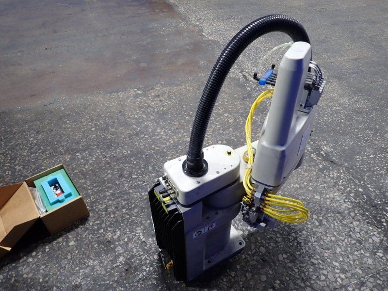 OMRON ADEPT INDUSTRIAL ROBOT   -  ECOBRA 600