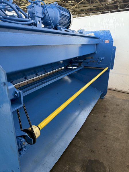 10’ X 1/4" PACIFIC MODEL #250B10 HYDRAULIC SHEAR. STOCK # 0665425