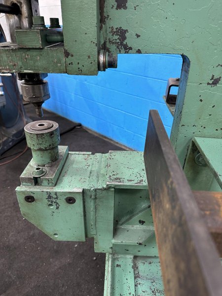 40 TON IRON CRAFTER HYDRAULIC C FRAME PUNCH:  STOCK #77244