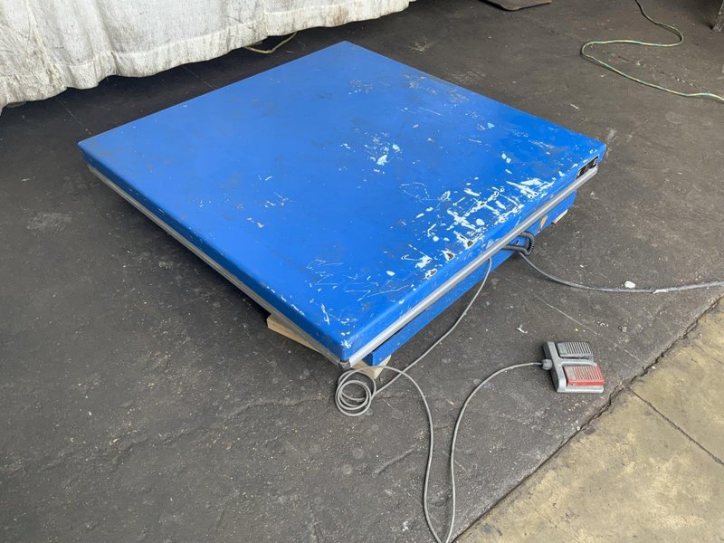 3300 LB ULINE HYDRAULIC SCISSOR LIFT TABLE: STOCK #81177