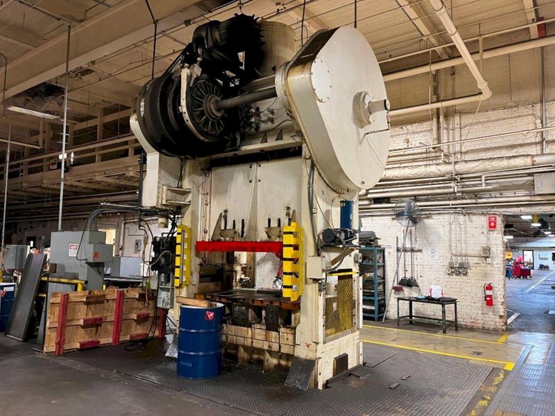 300 TON CLEARING S2-300-72-48 STRAIGHT SIDE PRESS. STOCK # 0522623