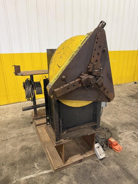 1,250 LB STINGER MODEL #P-1250 PIPE WELDING POSITIONER WITH 30" GRIPPER CHUCK: YOBRO #25216