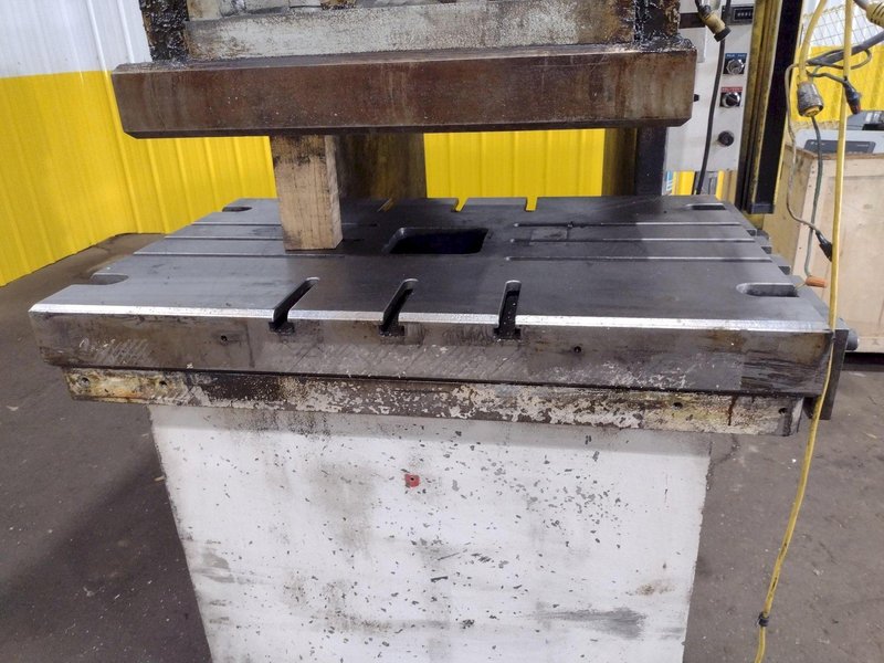 110 TON PACIFIC MODEL #110PF-OBS HYDRAULIC PRESS: STOCK #18261