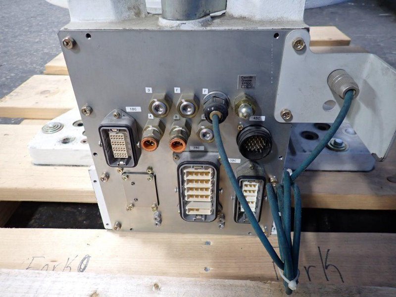YASKAWA ELECTRIC CORPORATION ROBOT  -  MOTOMAN-MPL 160