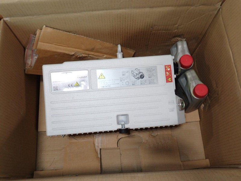 LEYBOLD VACUUM PUMP   -  SV28BI 960273