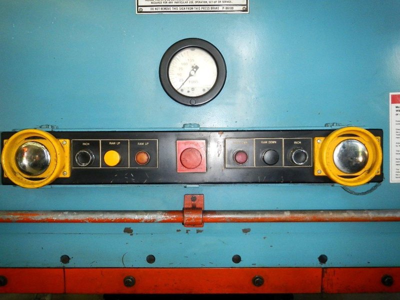 10' X 135 TON NIAGARA HYDRAULIC PRESS BRAKE MODEL HBM-135-8-10