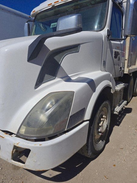 Volvo VNL Tri-Axle Dump Truck, 2012 – Volvo D13