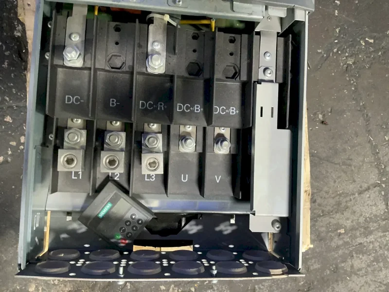 SIEMENS 75 KW MICROMASTER 430 VARIABLE FREQUENCY DRIVE  -  6SE6430-2UD37-5FA0