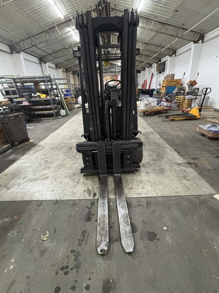 Yale GC060TFNVAE084 6,000 lb Capacity LPG Sit-Down Forklift- Auction Item