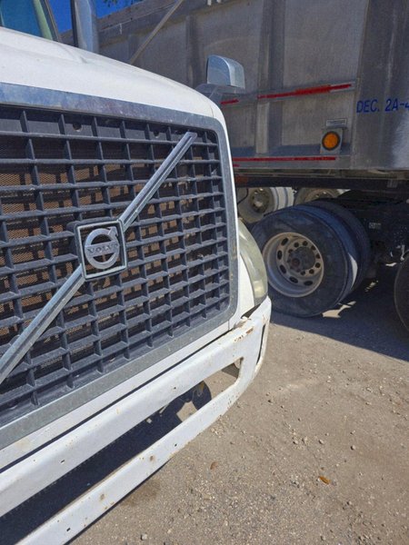 Volvo VNL Tri-Axle Dump Truck, 2012 – Volvo D13