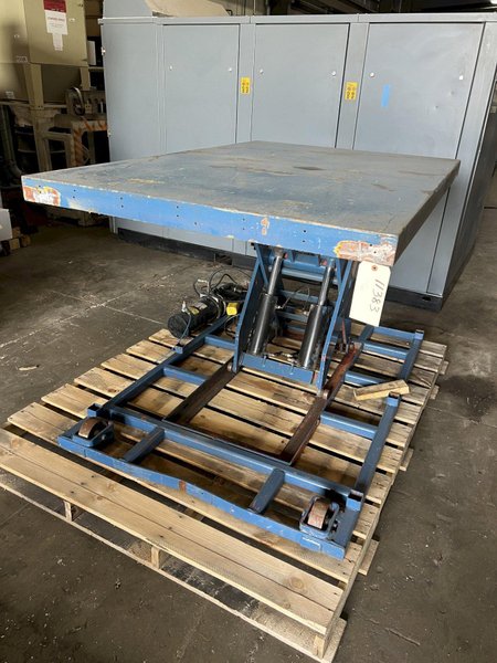 48" x 72" HYDRAULIC LIFT TABLE, 42" H
