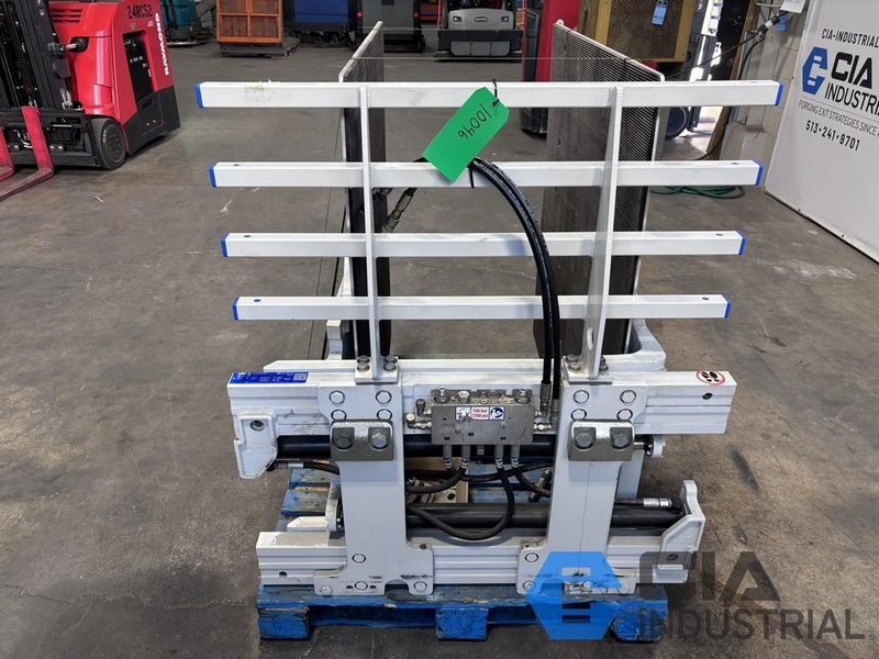2021 - 2,640 LB. CASCADE MODEL 14J-CCS-2A-0074 HYDRAULIC CARTON CLAMP