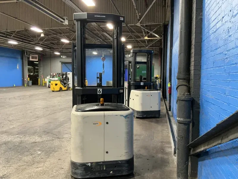 Crown 3000 Lbs Electric Order Picker - Sp3520-30