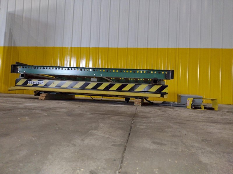 6' X 39" SOUTHWORTH HYDRAULIC ROLLER TOP LIFT TABLE: YOBRO #24782