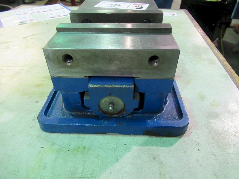 Kurt D675 Machine Vise with Steel Jaws- Auction Item
