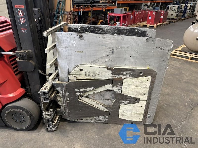 2,500 LB. CASCADE MODEL 25D-CCB-160 HYDRAULIC CARTON CLAMP ATTACHMENT