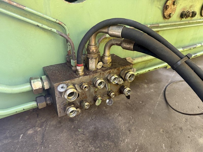 2001 BERCO PT250 TRACK PRESS WITH WTC TRACKMASTER IMPACT WRENCH &amp; CONVEYOR: YOBRO #24374