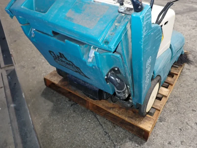 TENNANT 32" FLOOR SWEEPER  -  3640